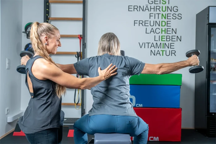 Julia Wolf bei einer individuellen Trainingsplaung Julia Wolf führt mit einem Patienten eine individuelle Traingsplanung durch