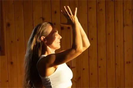 Tina Egelseer bei einer ruhigen, konzentrierten Yogaübung Tina Egelseer zeigt eine ruhige, konzentrierte Yogaübung
